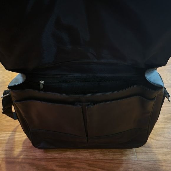 Pelle Studio Wilsons Leather Messenger Laptop Travel Bag - Picture 4 of 10